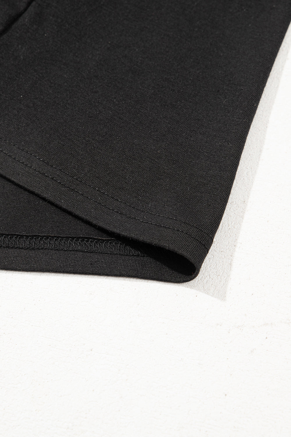 Schwarzes Oversize-Oberteil mit kontrastierendem Blumenmuster und Puffärmeln