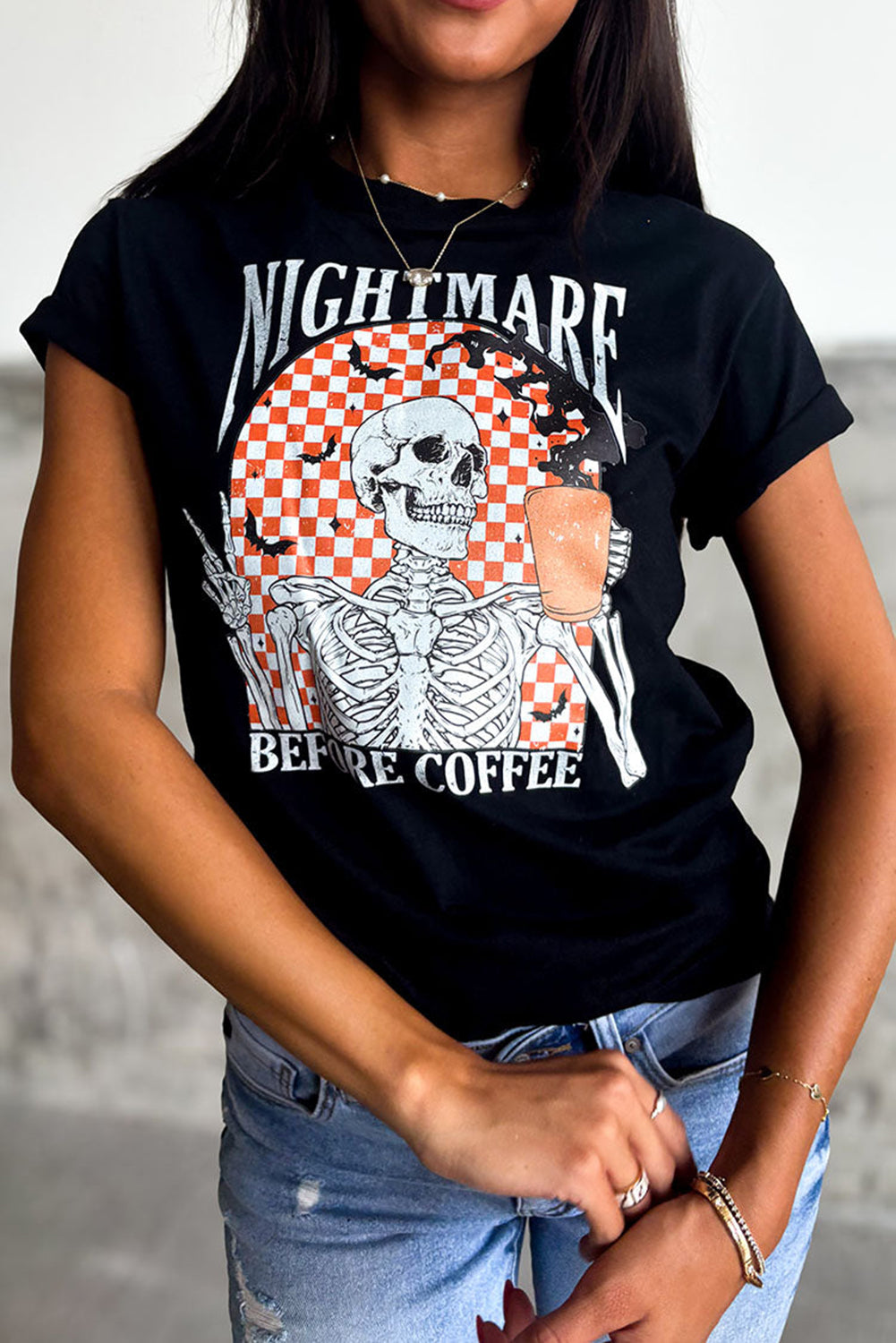 Schwarzes Halloween-T-Shirt mit Totenkopf-Schachbrett-Grafik von Nightmare Before Coffee