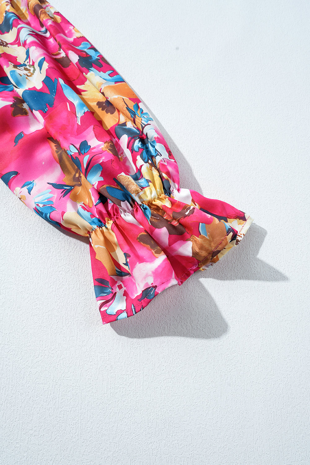 Hellrosa Rippstrick-Plus-Top mit Patchwork-Blumenmuster und Volantärmeln