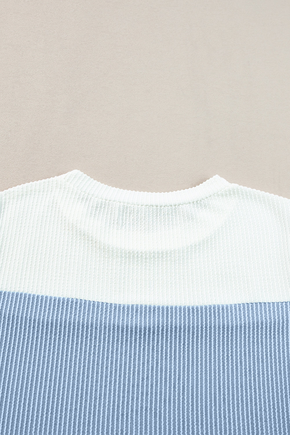 Hellblaues T-Shirt mit gerippter Struktur und Colorblock-Muster