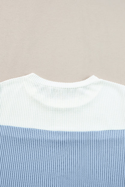 Hellblaues T-Shirt mit gerippter Struktur und Colorblock-Muster