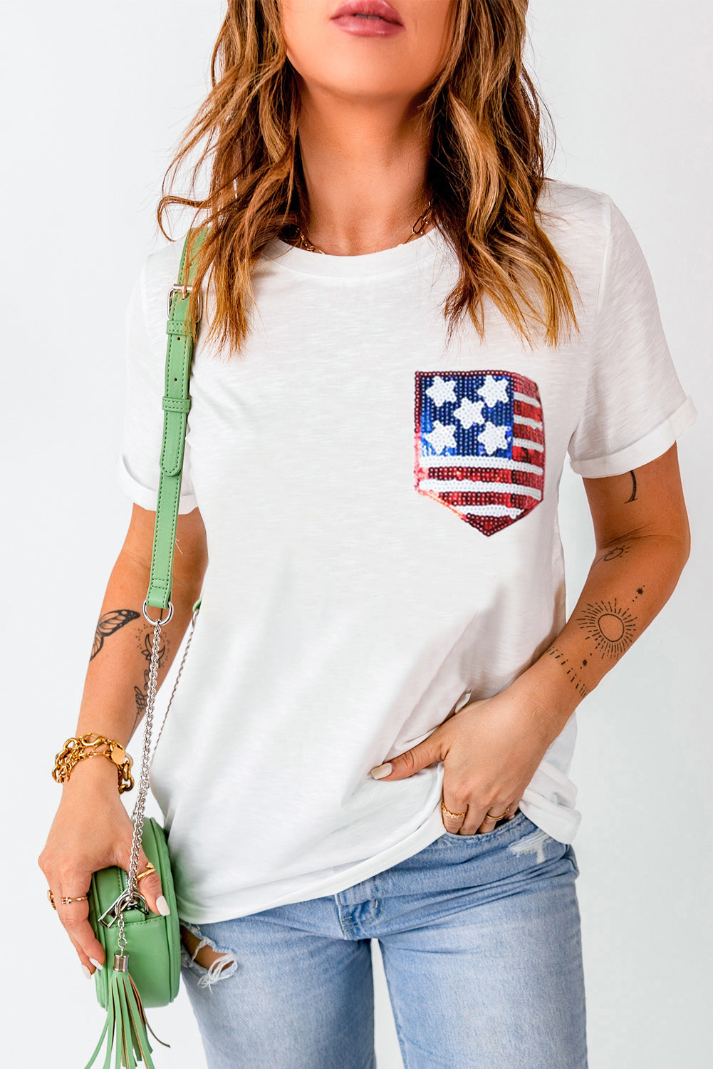 Weißes T-Shirt mit amerikanischer Flagge und Pailletten-Patch an der Tasche