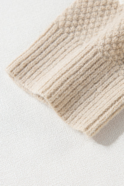 Khakifarbener Pullover mit Zopfmuster und Colorblock-Muster, Rundhalsausschnitt und überschnittener Schulter