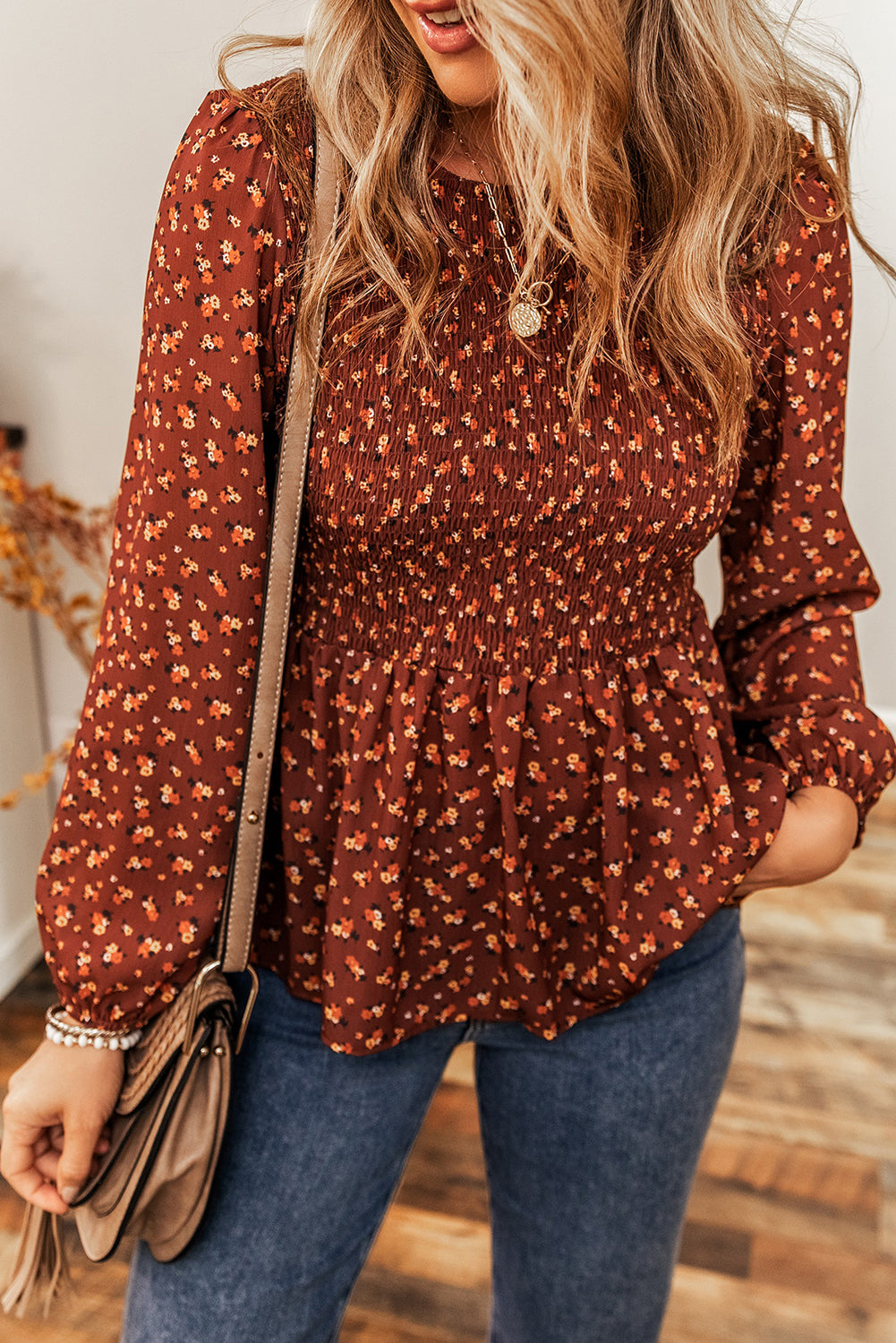 Boho-Bluse mit Blumenmuster, gesmokten Büsten und Rüschen und Schößchen