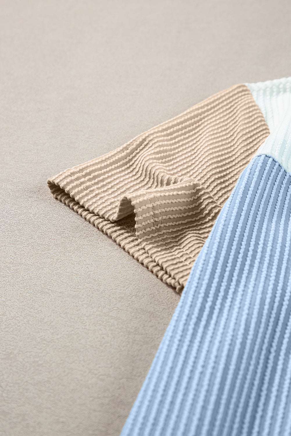 Hellblaues T-Shirt mit gerippter Struktur und Colorblock-Muster