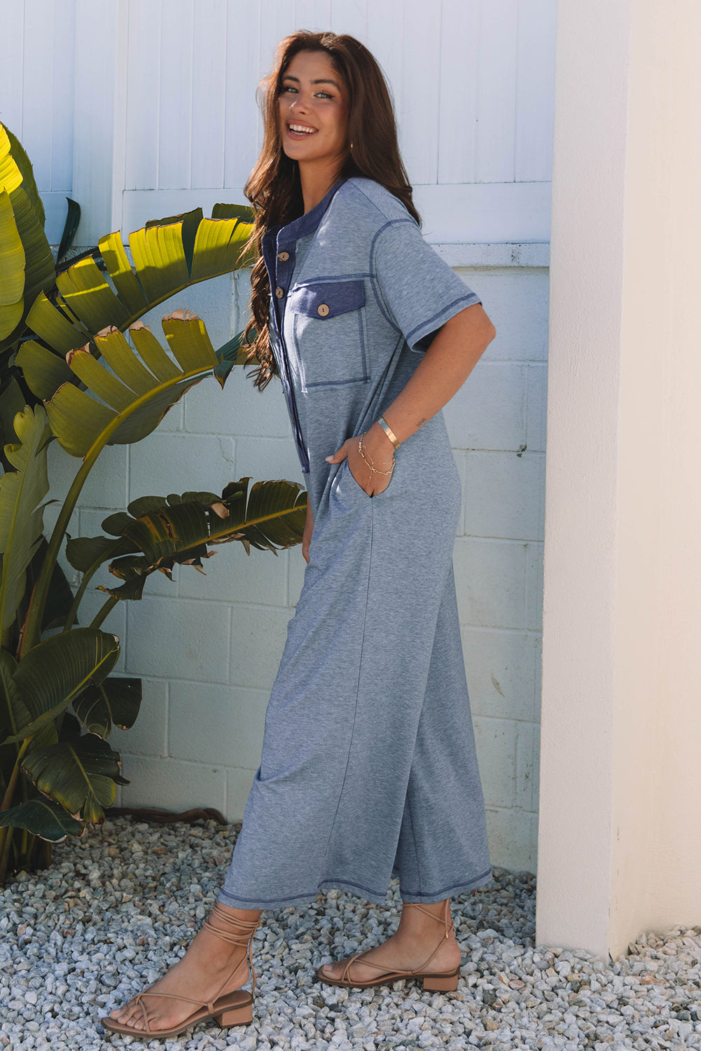 Beau Blue – Jumpsuit mit halber Knopfleiste und Brusttaschen, kurzärmlig und weitem Bein