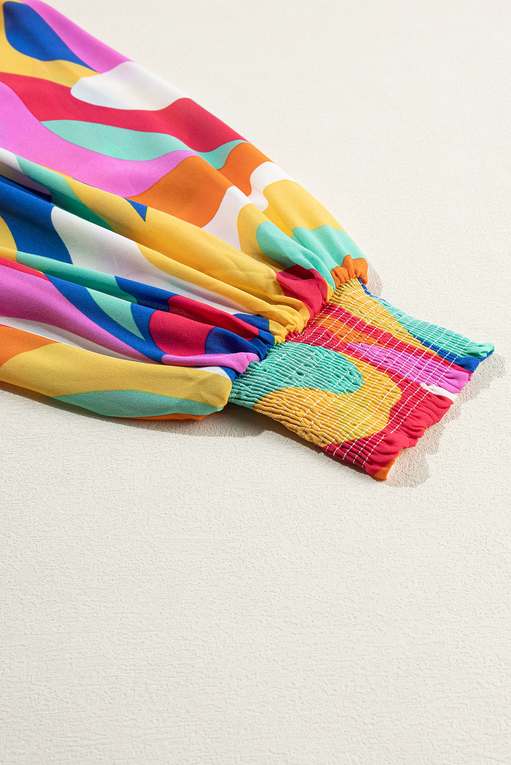 Mehrfarbiges Minikleid mit abstraktem Print und Gürtel und Puffärmeln