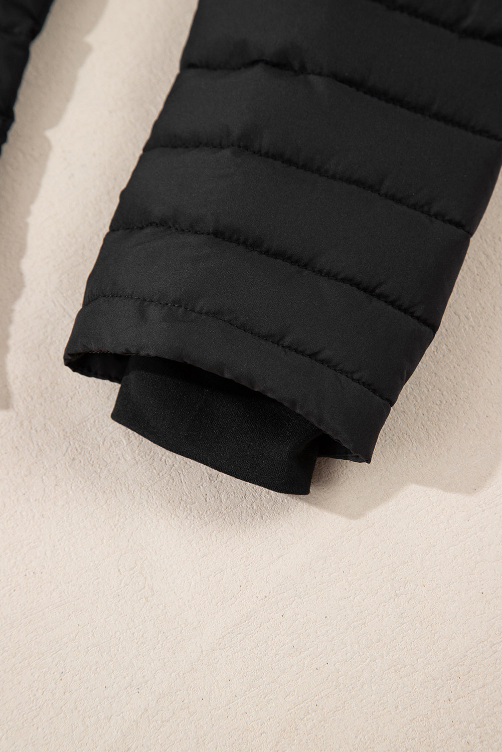 Schwarze, einfarbige Steppjacke mit Reißverschluss