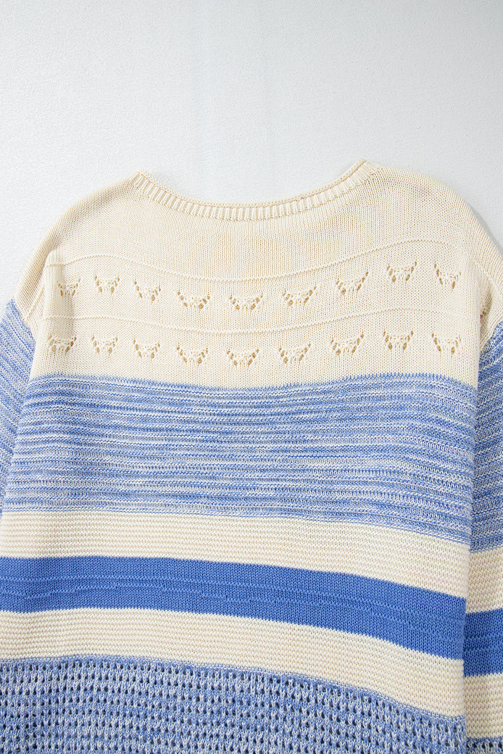 Hellblauer Pullover mit offenen Maschen und Puffärmeln