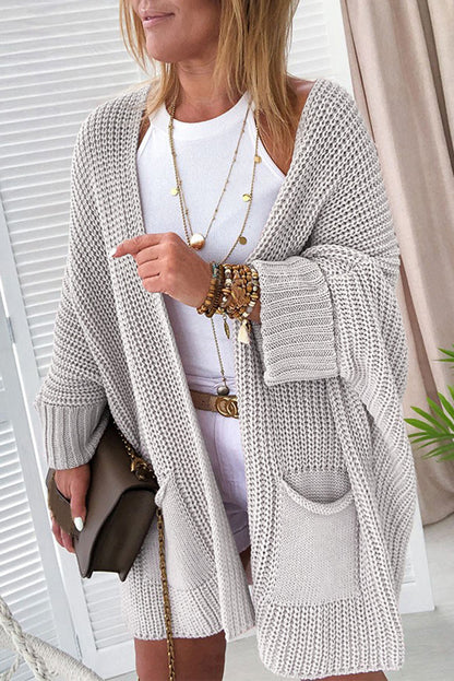 Grauer Oversize-Strickpullover mit umgeschlagenen Ärmeln