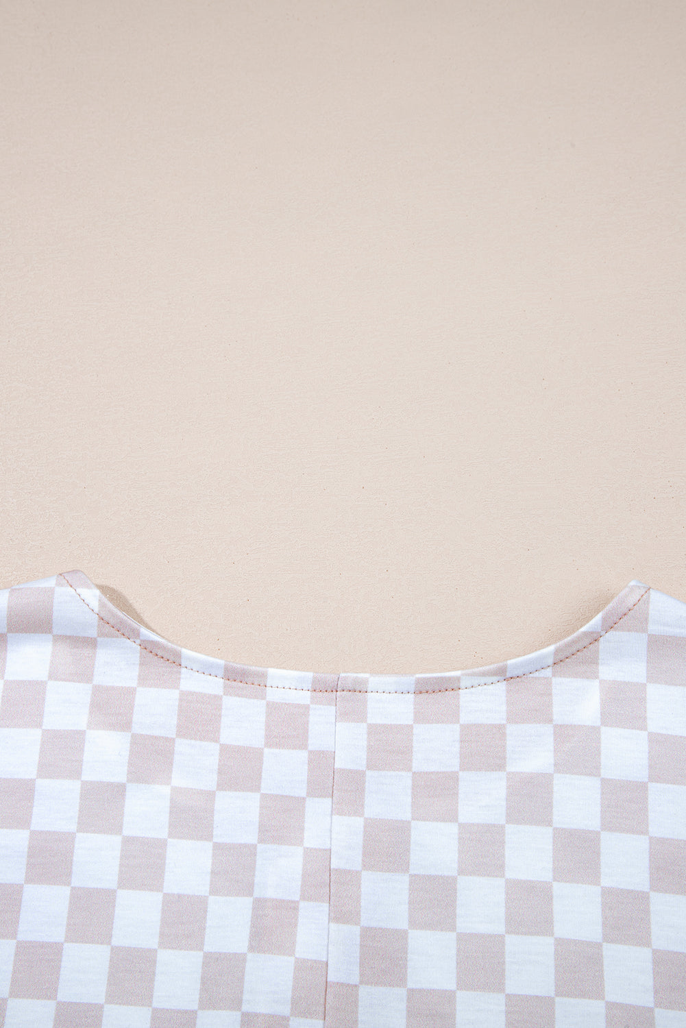 Aprikosenfarbener Jumpsuit mit weitem Bein und Karomuster, Rundhalsausschnitt und Knöpfen