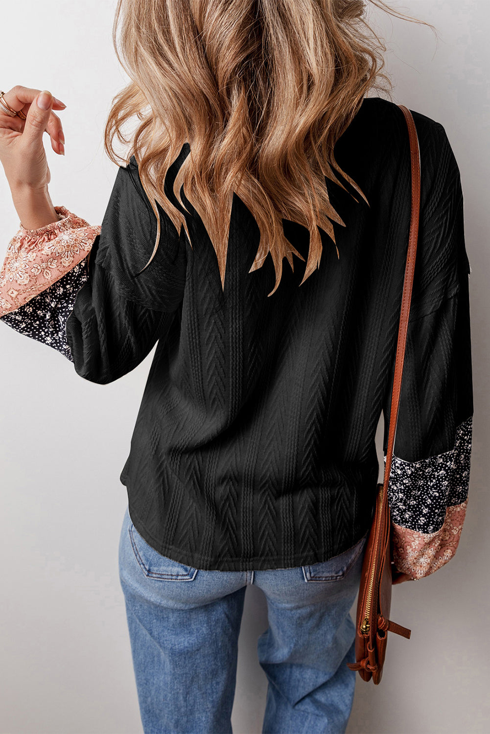 Schwarze Bluse mit V-Ausschnitt und floralem Patchwork-Muster
