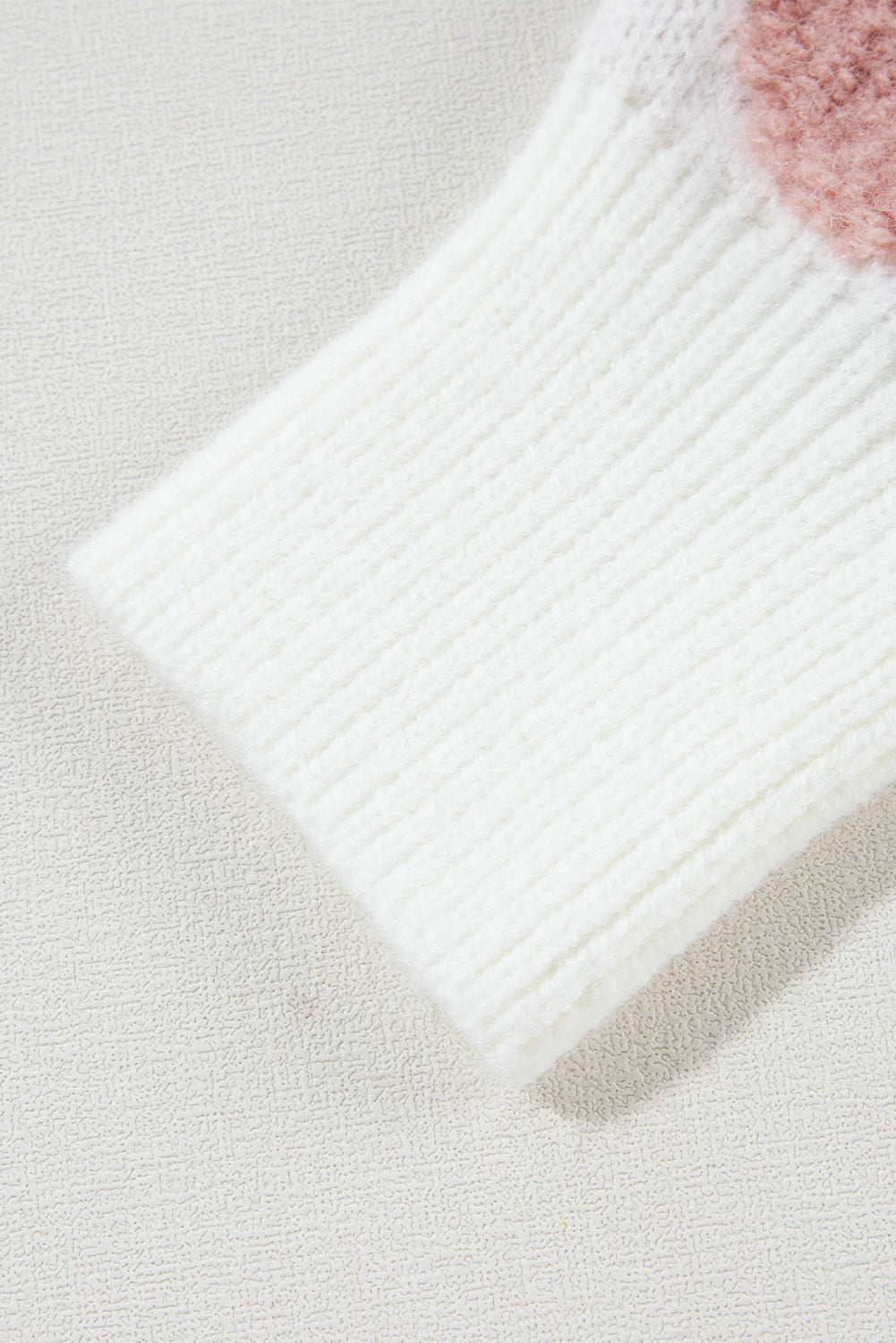 Weißer, strukturierter Pullover mit Blumenmuster und überschnittener Schulter
