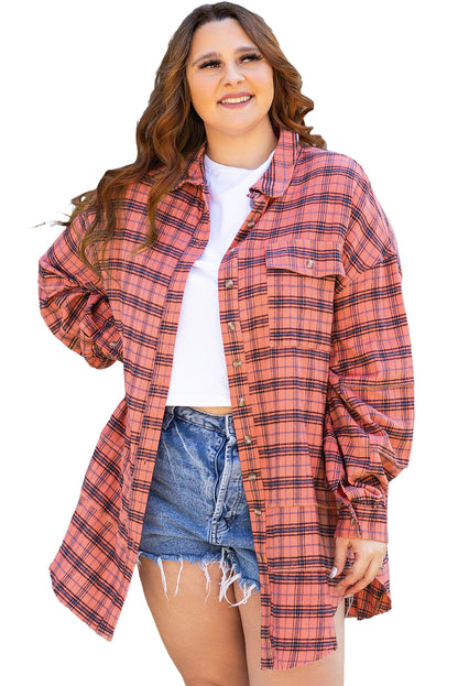 Rotes kariertes Langarmhemd mit seitlichem Schlitz und Used-Look-Saum