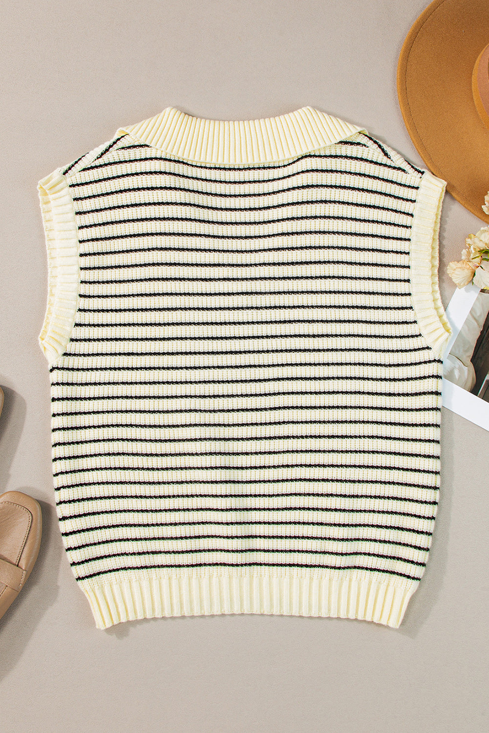 Beiges gestreiftes Umlege-Tanktop mit V-Ausschnitt