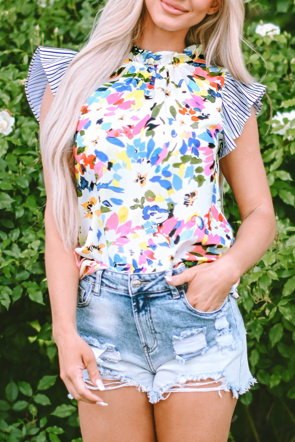 Hellblaue Bluse mit Blumenmuster und Streifen und Rüschenärmeln