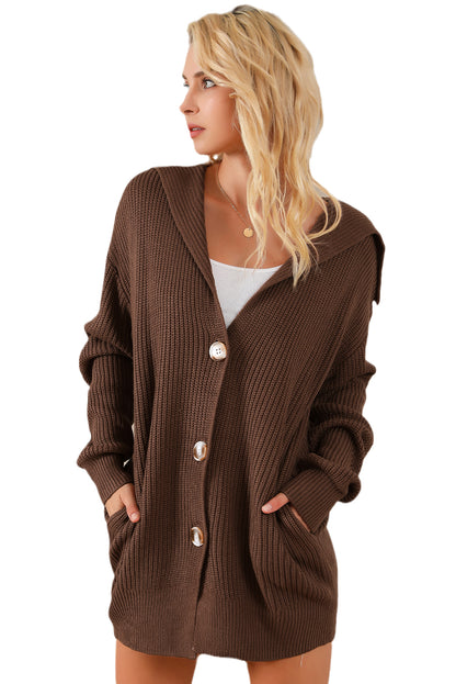 Braune Strickjacke mit grobem Strick und Reverskragen zum Knöpfen