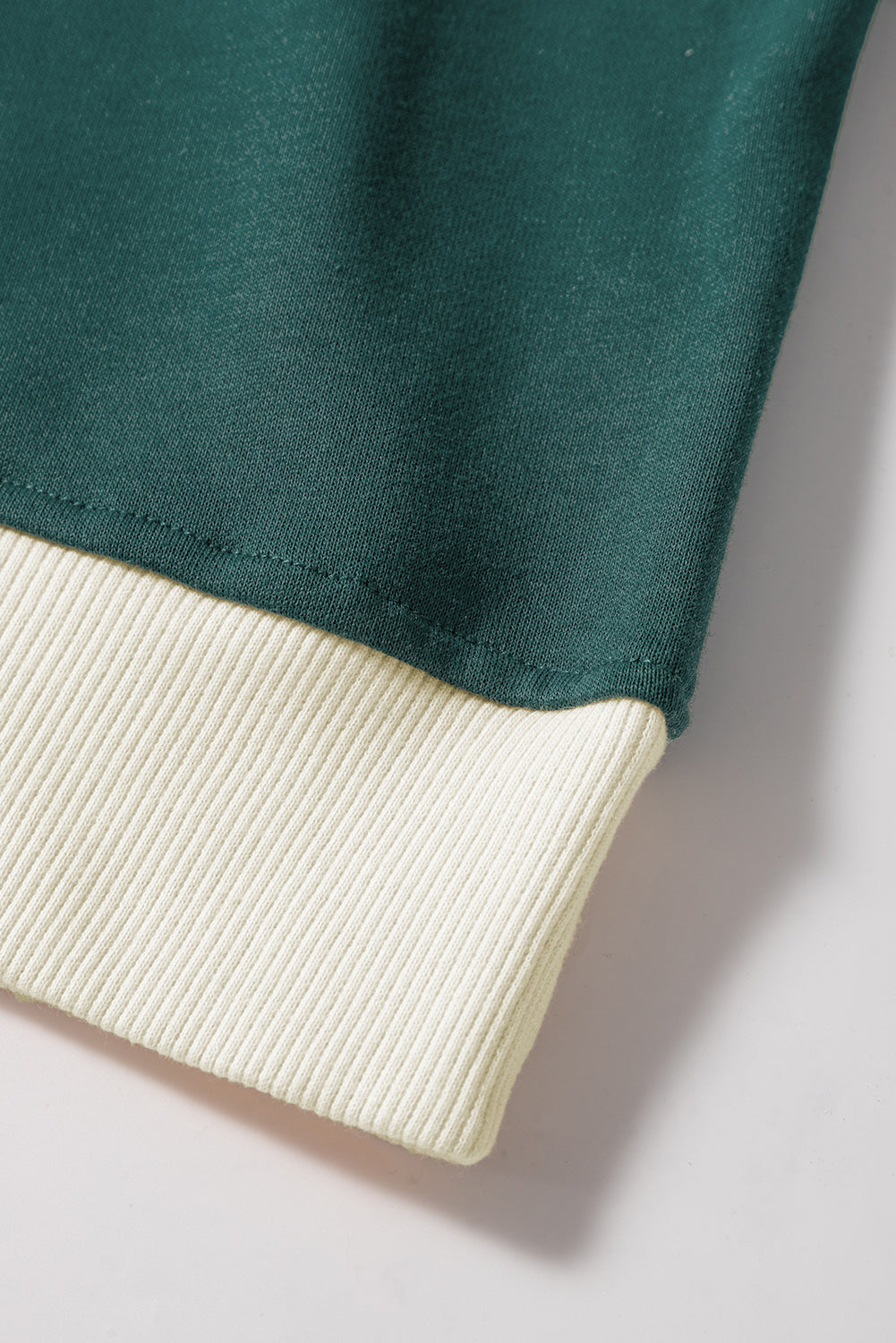 Evergreen Set mit lockerem Pullover in Kontrastfarbe und Skort mit Schnürung in der Taille