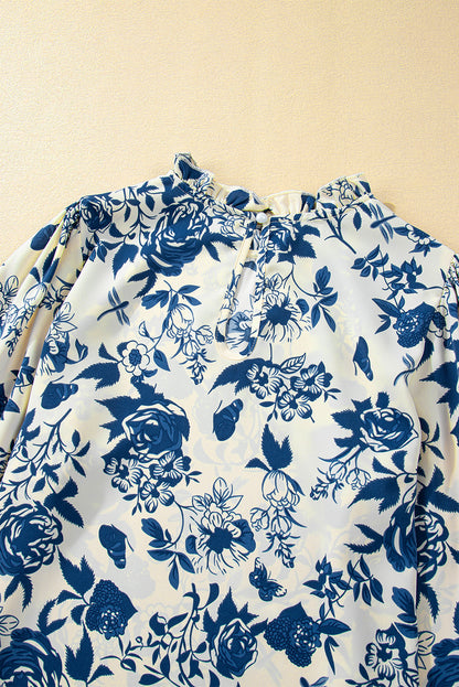 Himmelblaue Bluse mit Blumenmuster, Volantärmeln und Schlüsselloch hinten