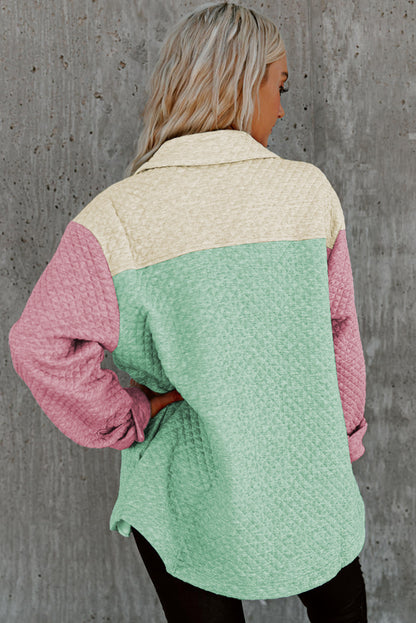 Grüne Steppjacke mit Patchwork-Patchwork-Klappentasche und Farbblock