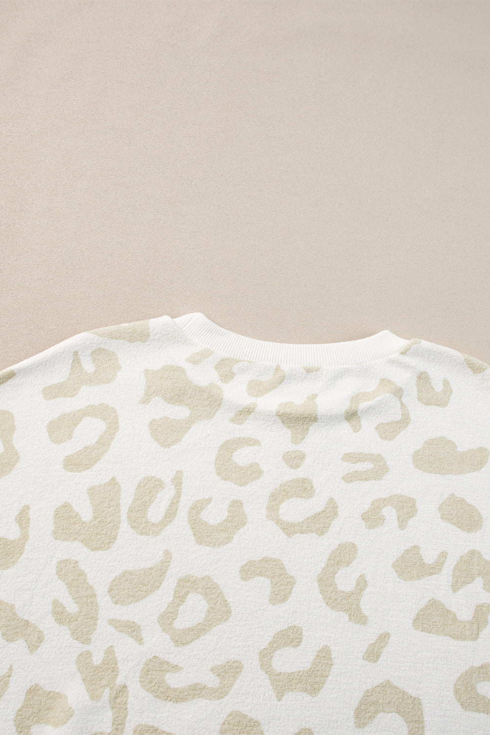 Lounge-Set aus weißem Pullover mit Leopardenmuster und Hose mit Kordelzug