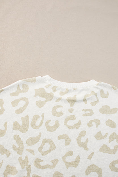 Lounge-Set aus weißem Pullover mit Leopardenmuster und Hose mit Kordelzug