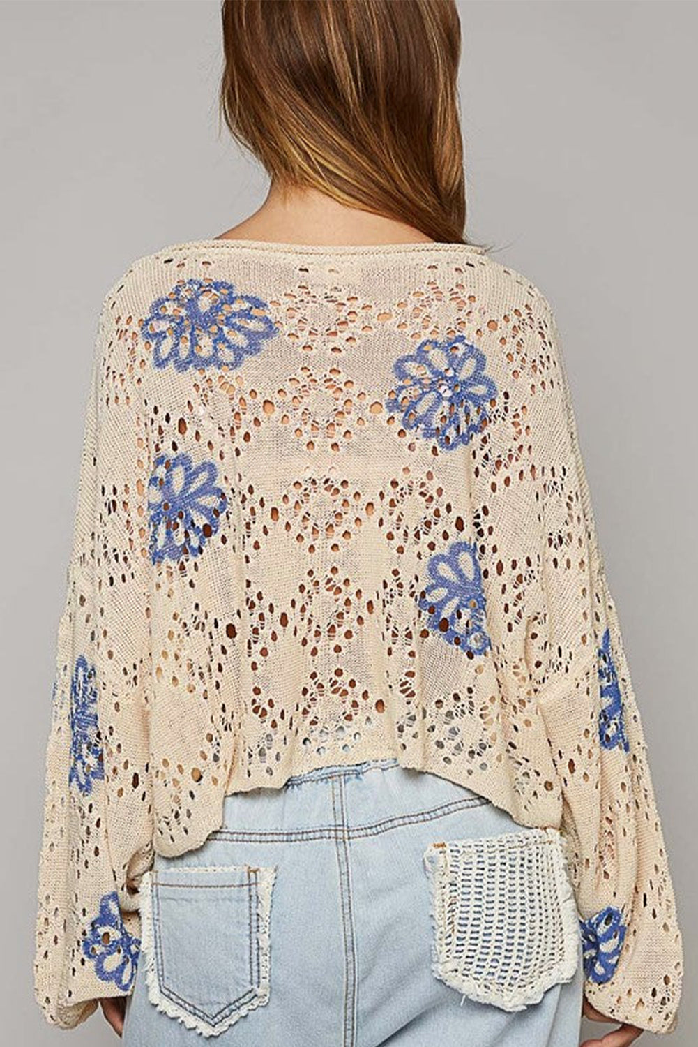 Beigefarbener Pullover mit kontrastierendem Blumenmuster und überschnittener Schulter
