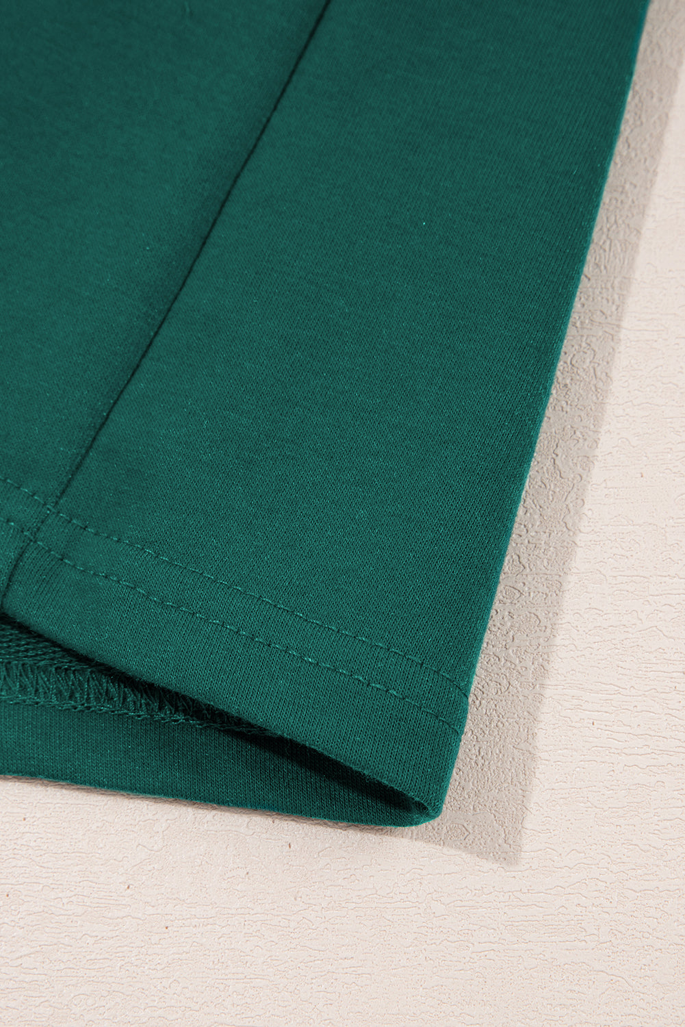 Evergreen 2-teiliges Set mit T-Shirt und Rock mit überschnittener Schulter und Farbblockdesign