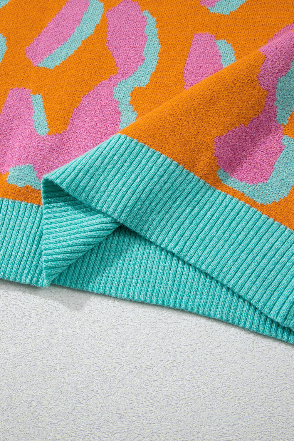 Orangefarbener Pullover mit Leopardenmuster und geripptem Rand im Colorblock-Design