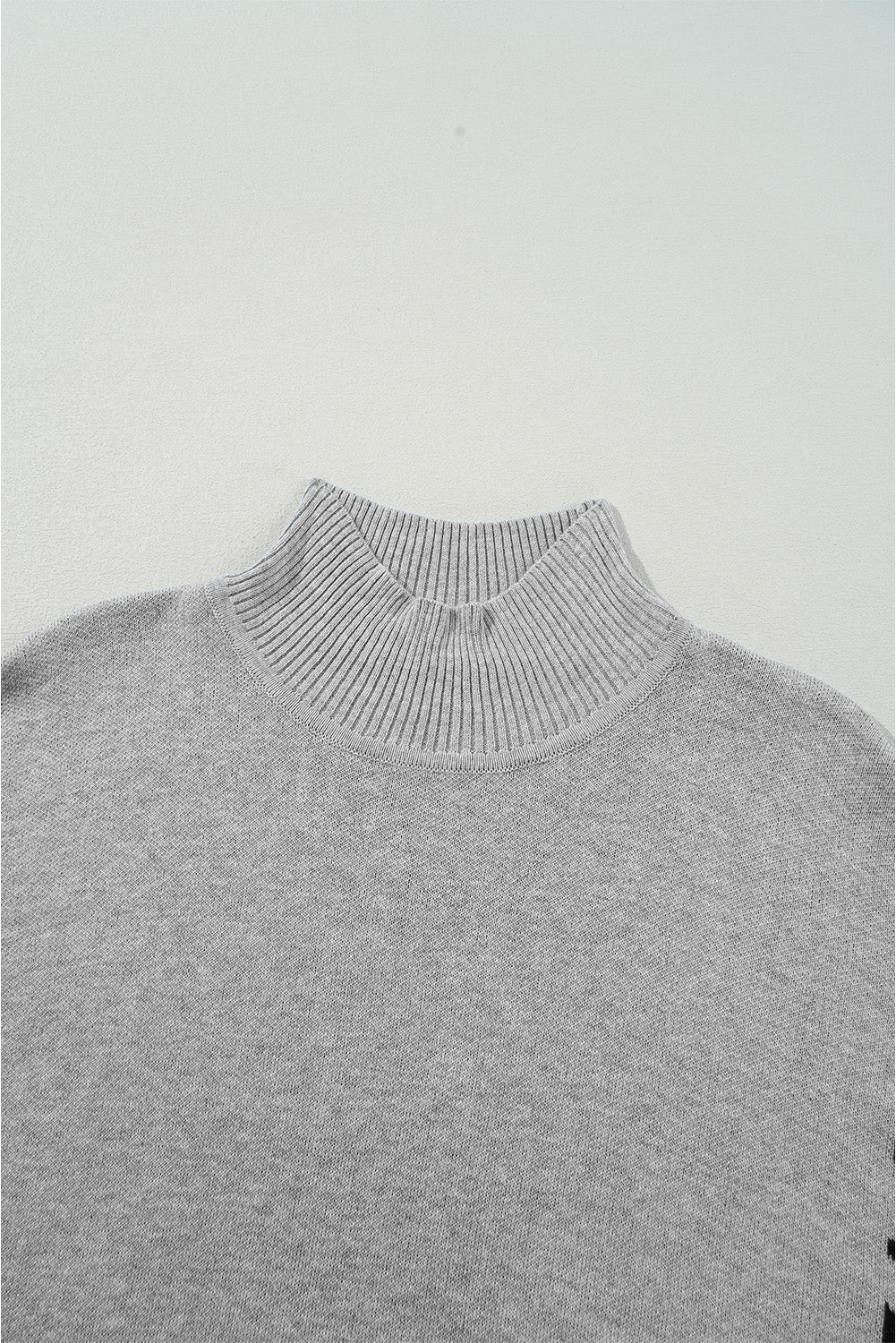 Grauer Oversize-Pullover mit Leopardenmuster und hohem Halsausschnitt und Seitenschlitz