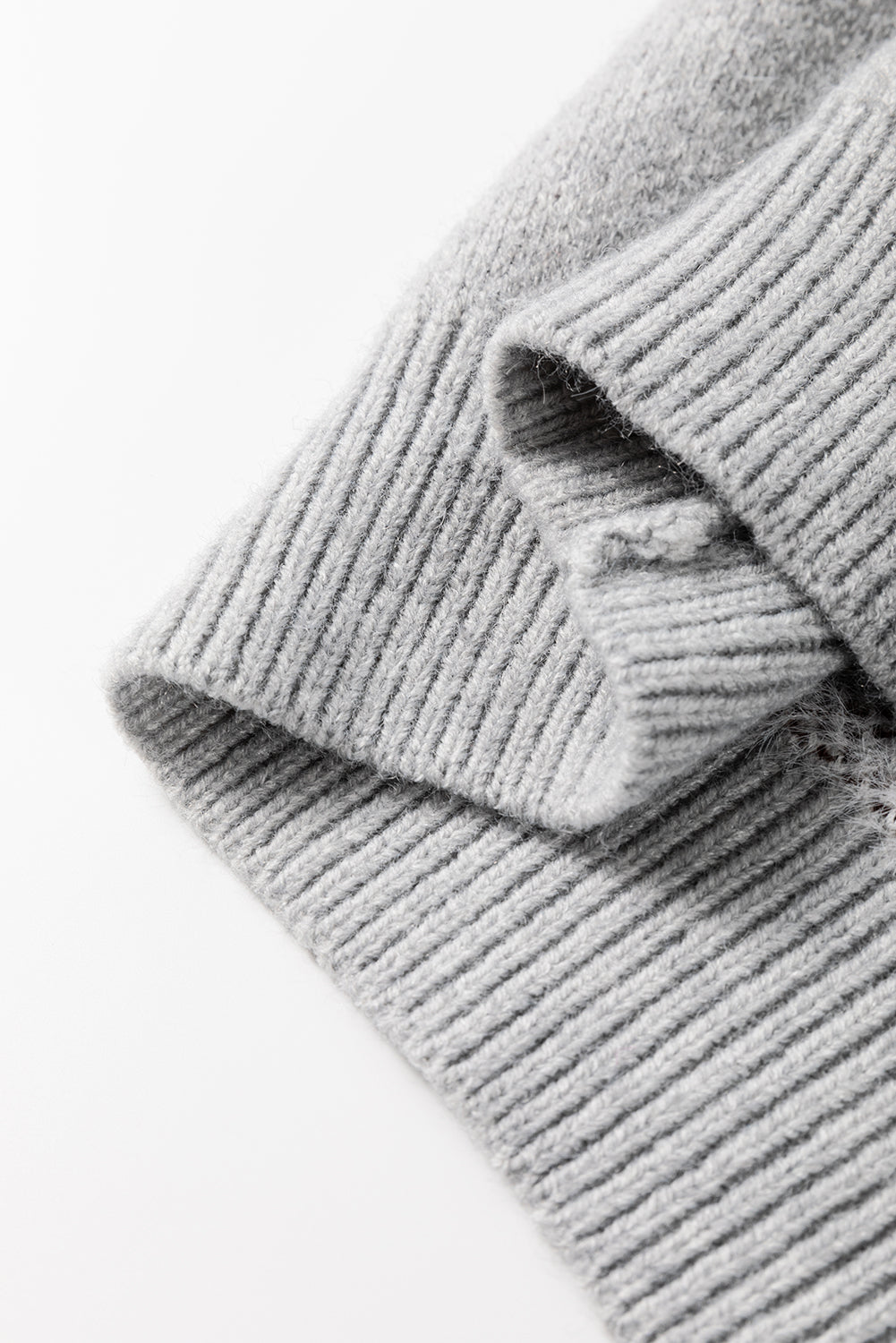 Grauer Pullover mit halbem Reißverschluss und Blumenmuster in Übergröße