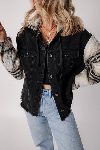 Schwarze Jeansjacke mit Kapuze und karierten Ärmeln und ausgefranstem Saum