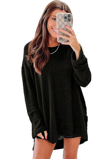 Schwarzes Oversize-Oberteil mit hohen Schlitzen und Waffelstrick