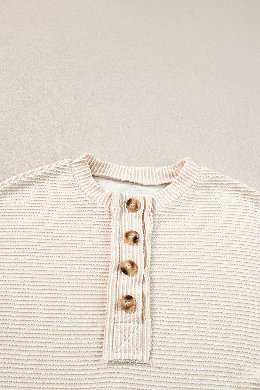 Aprikosenfarbenes Henley-Sweatshirt mit Kordelstruktur, Laternenärmeln und Knöpfen