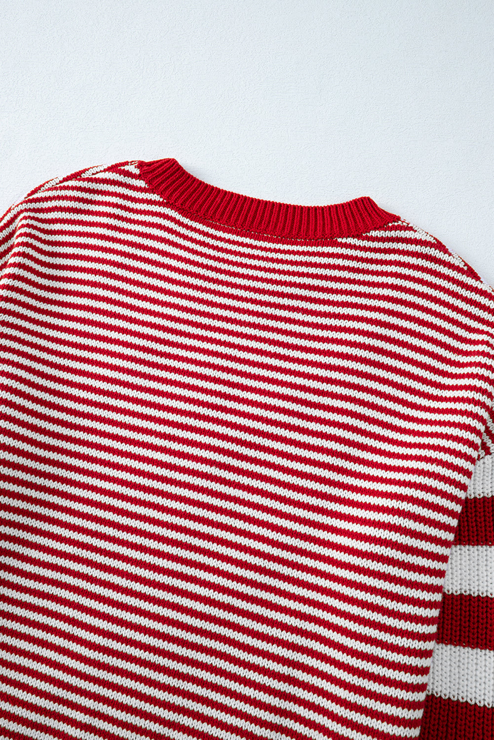 Rot gestreifter Pullover mit geometrisch strukturierter, überschnittener Schulter