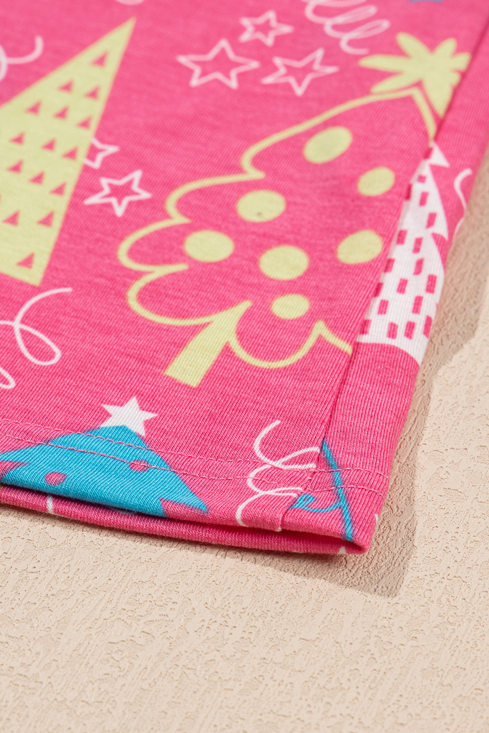 Lounge-Set aus T-Shirt mit V-Ausschnitt und Hose mit Weihnachtsbaum-Print in Rosé