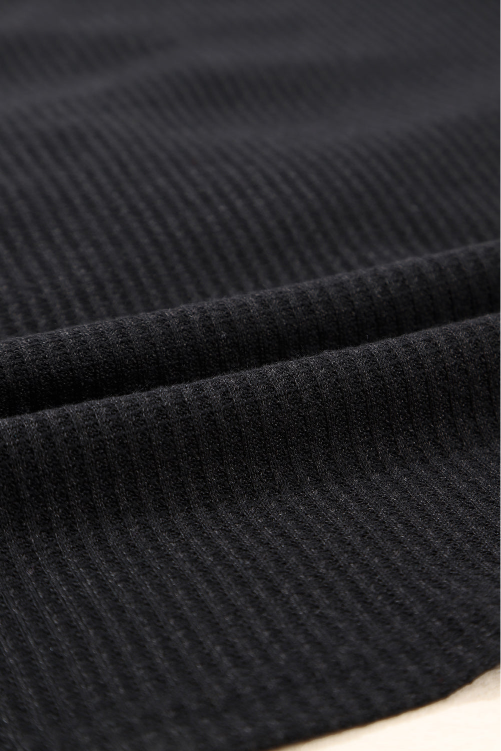 Schwarzes Waffelstrick-Top mit Pailletten und Patchwork-Ärmeln und offenem Rücken