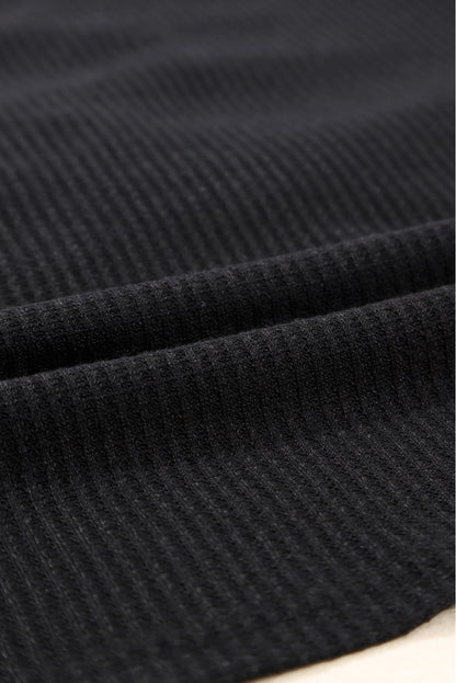 Schwarzes Waffelstrick-Top mit Pailletten und Patchwork-Ärmeln und offenem Rücken