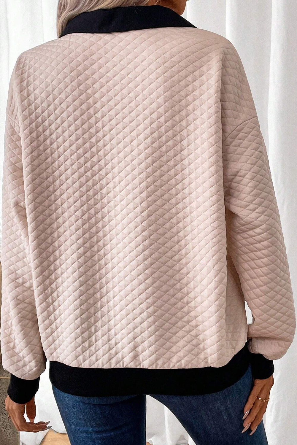 Haferflockenfarbenes Sweatshirt mit strukturiertem Colorblock-Rand und geknöpftem Kragen