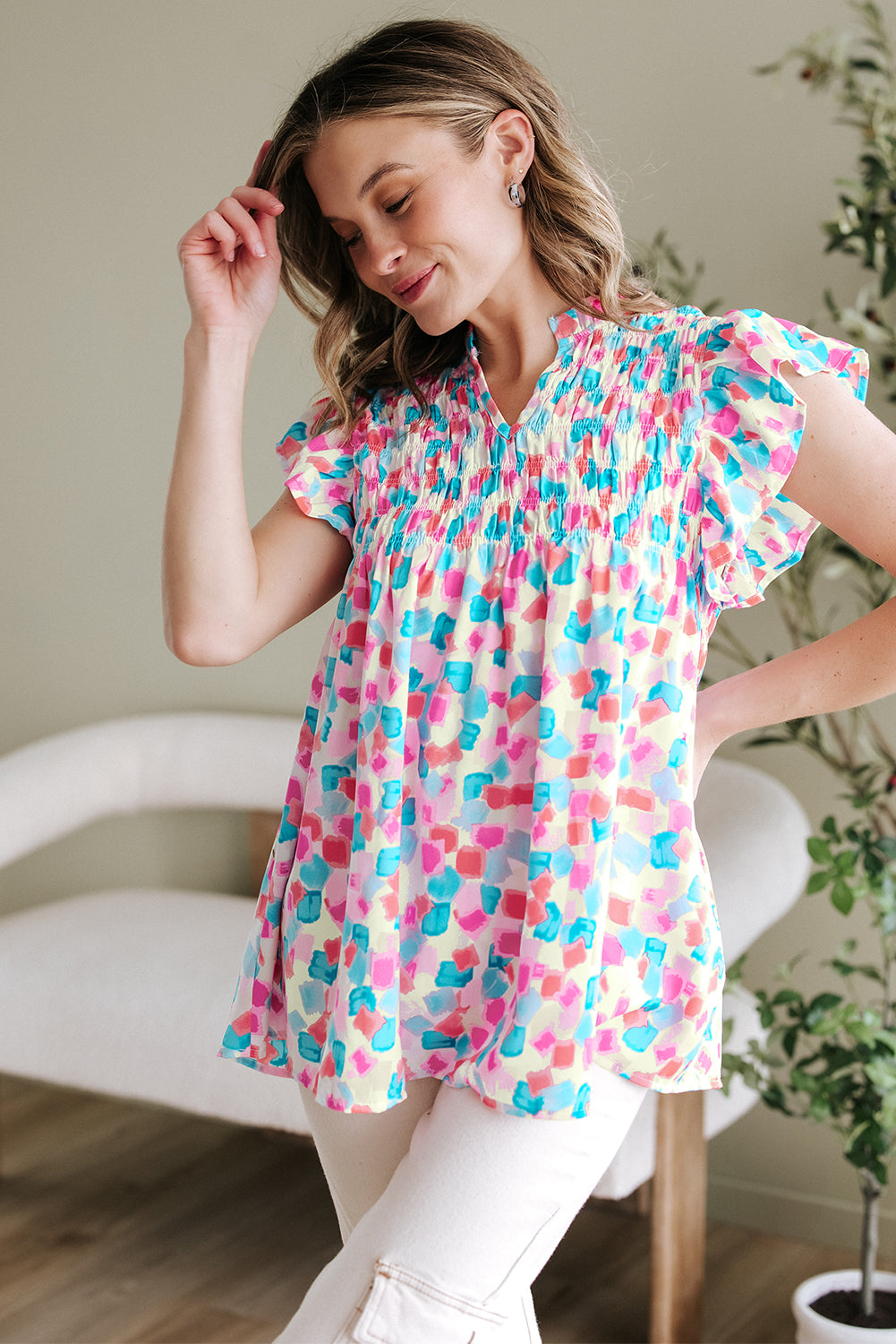 Himmelblaue Bluse mit geraffter Passe und abstraktem Print