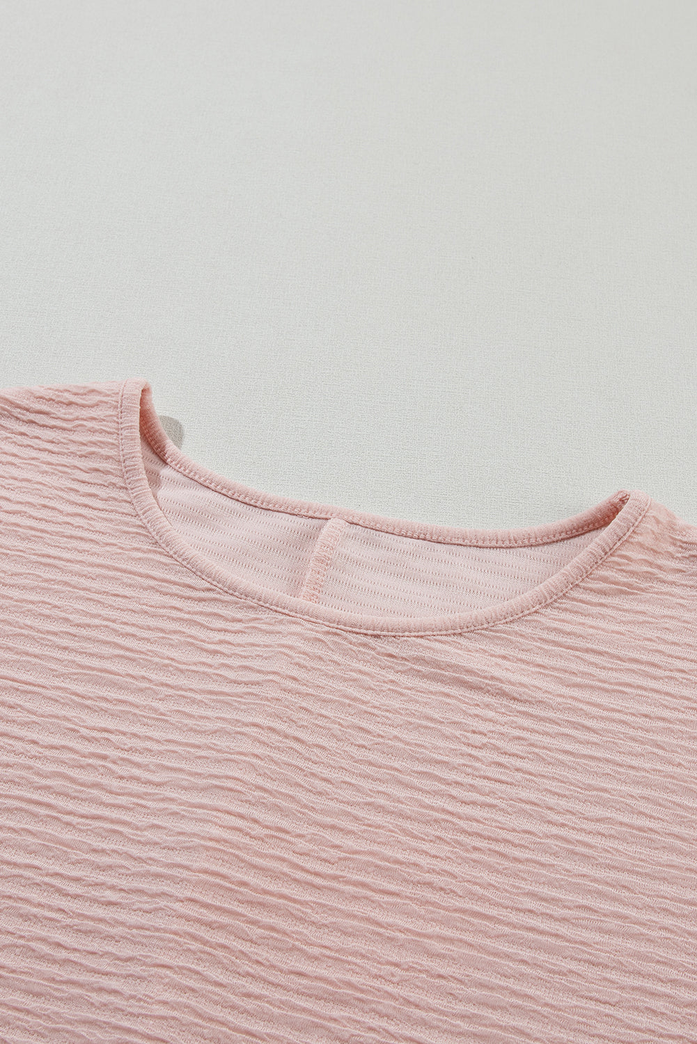 Hellrosa Bluse mit Rüschen und einfarbiger Struktur