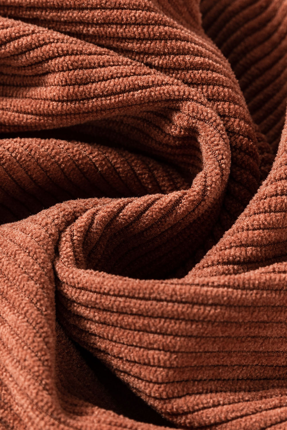 Braune Cordhose mit hoher Taille und eckigen Taschen