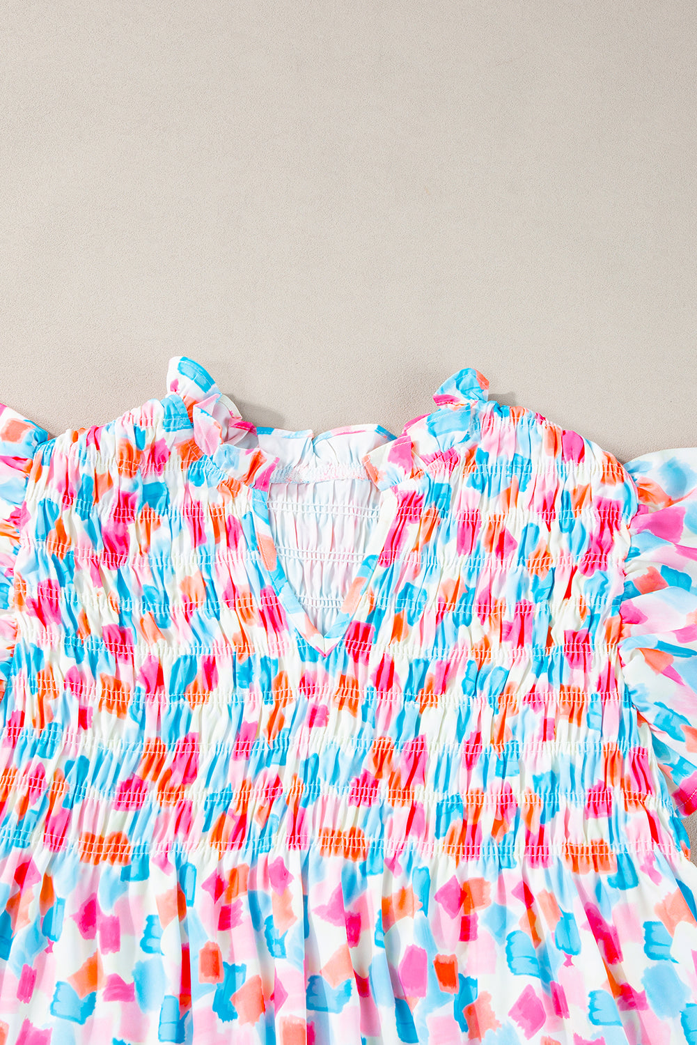 Himmelblaue Bluse mit geraffter Passe und abstraktem Print