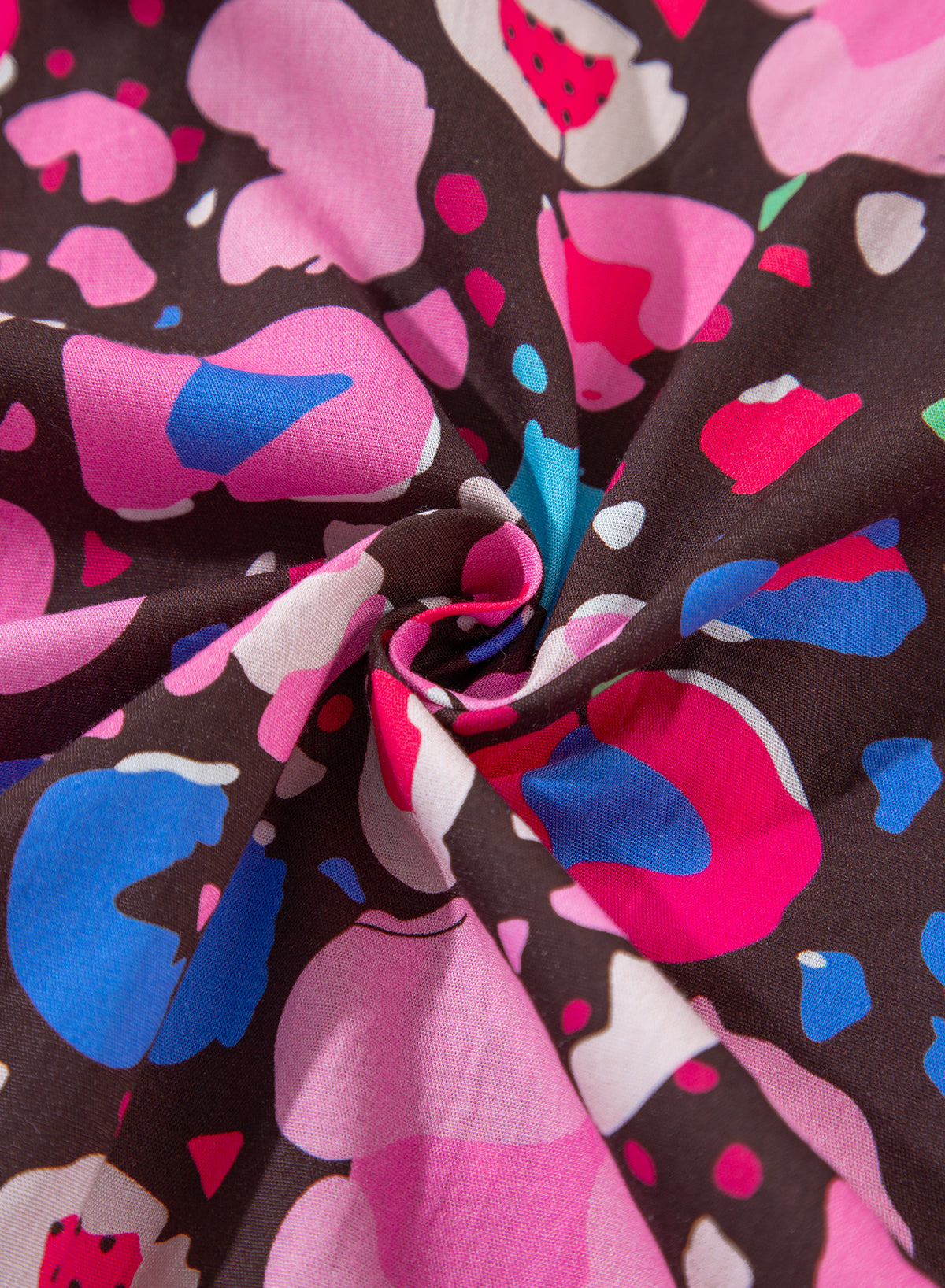 Kurzes Kleid mit abstraktem Rosendruck und V-Ausschnitt und Kragen, halblangen Ärmeln