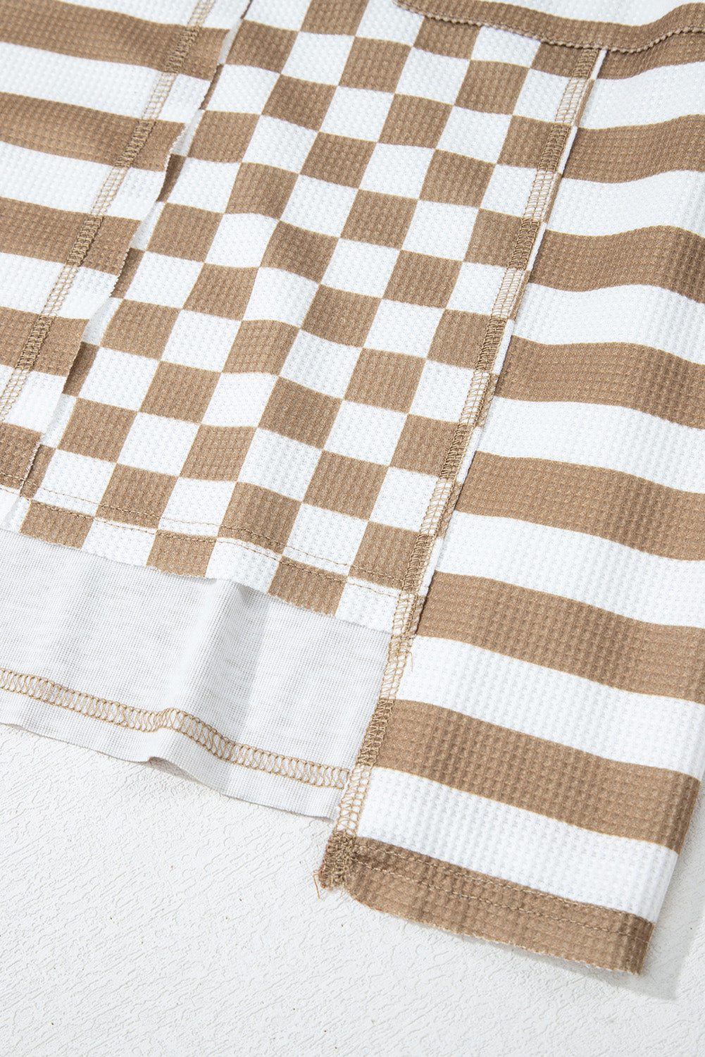 Khakifarbene Bluse mit Schachbrettmuster und Patchwork-Laternenärmeln und Taschen