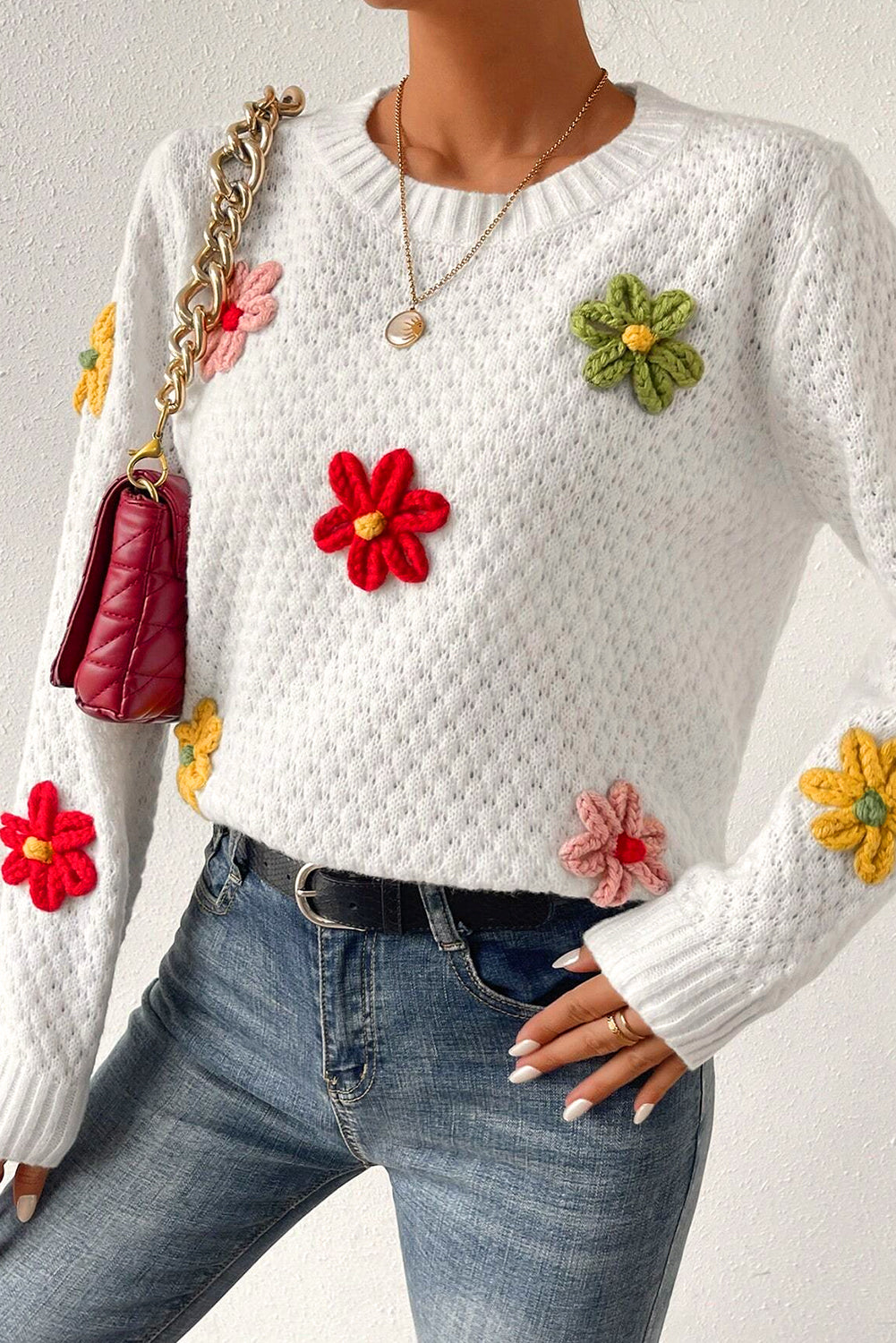 Weißer Strickpullover mit bunter Blumenapplikation