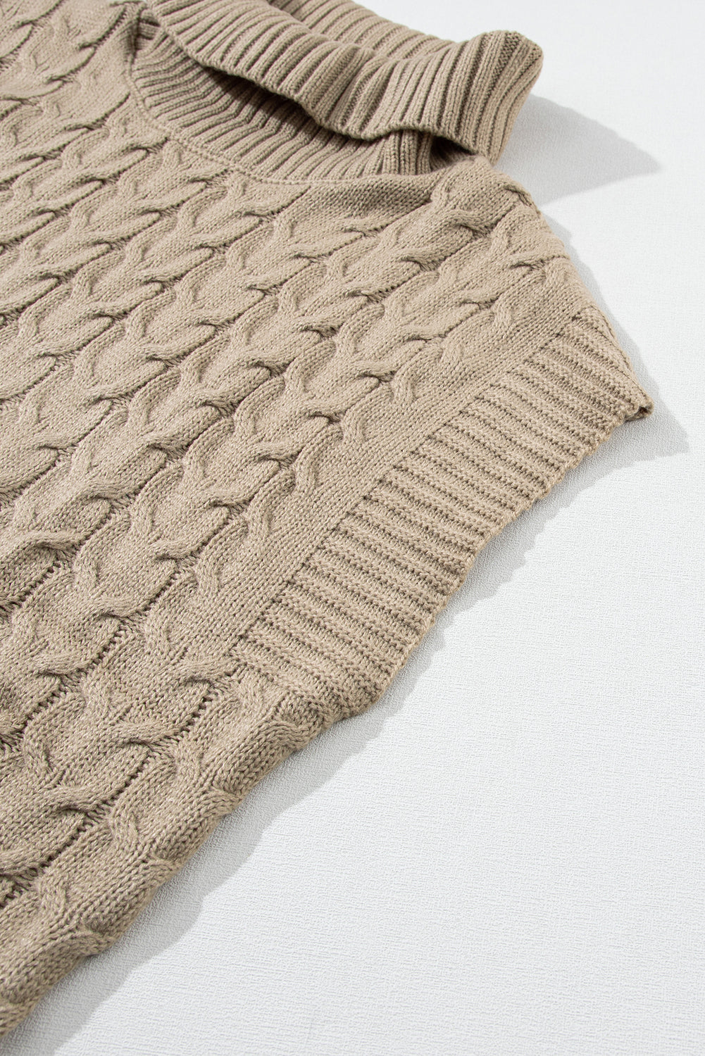 Hellbeiger Rollkragenpullover mit Zopfmuster und Fledermausärmeln