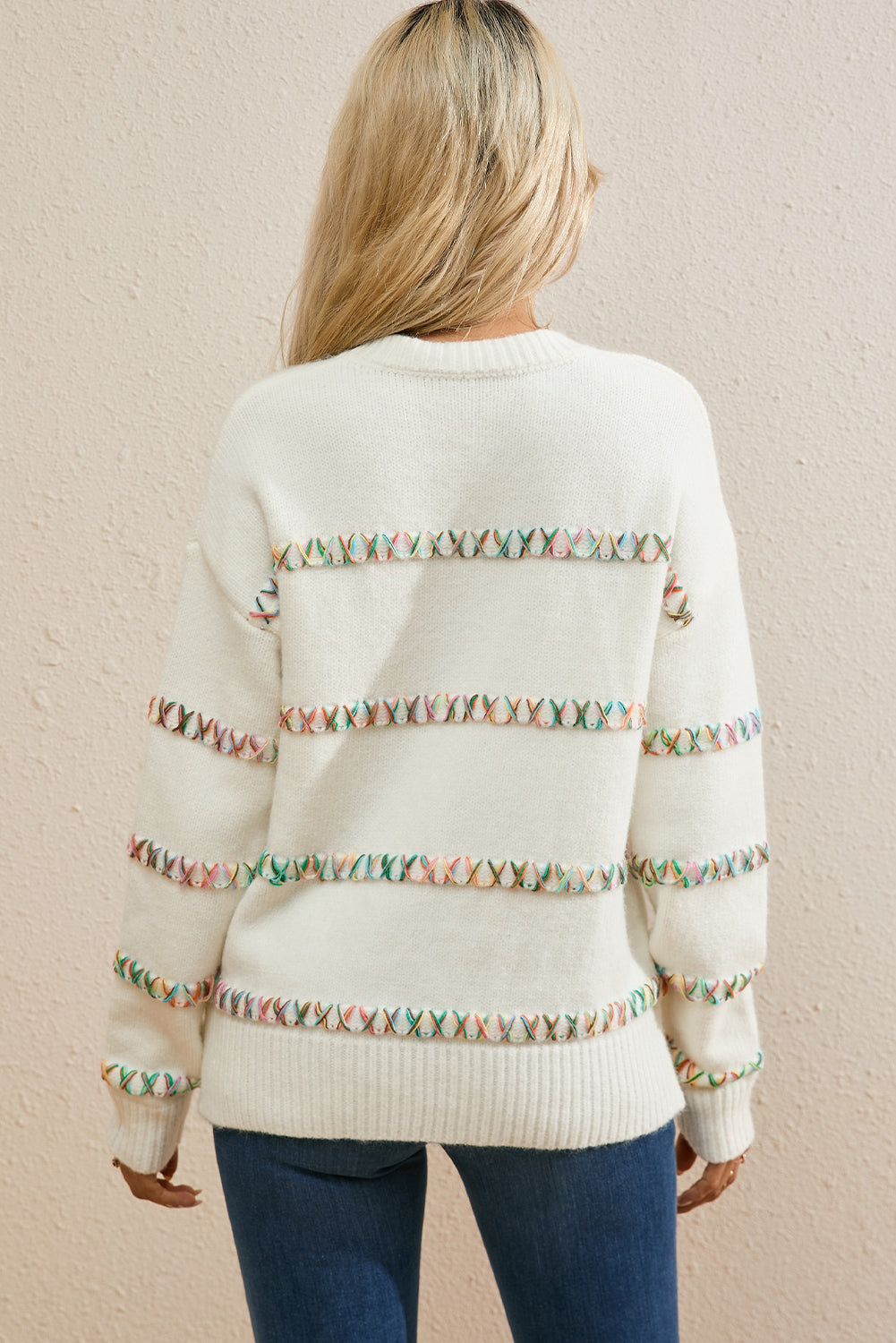 Weißer Pullover mit bunten Kreuzstichen und überschnittenen Schultern