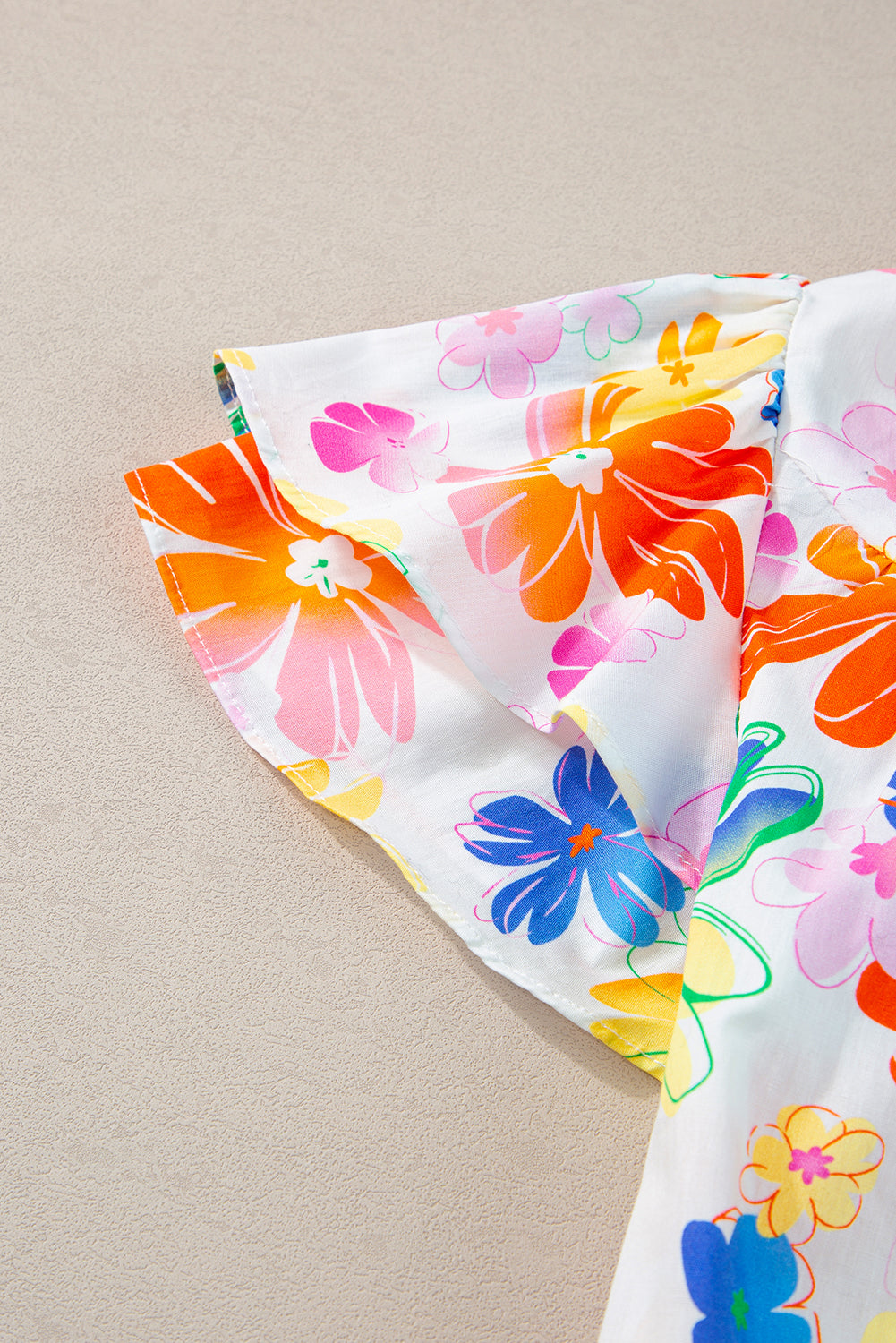 Weißes Flattertop mit Blumenstrauß