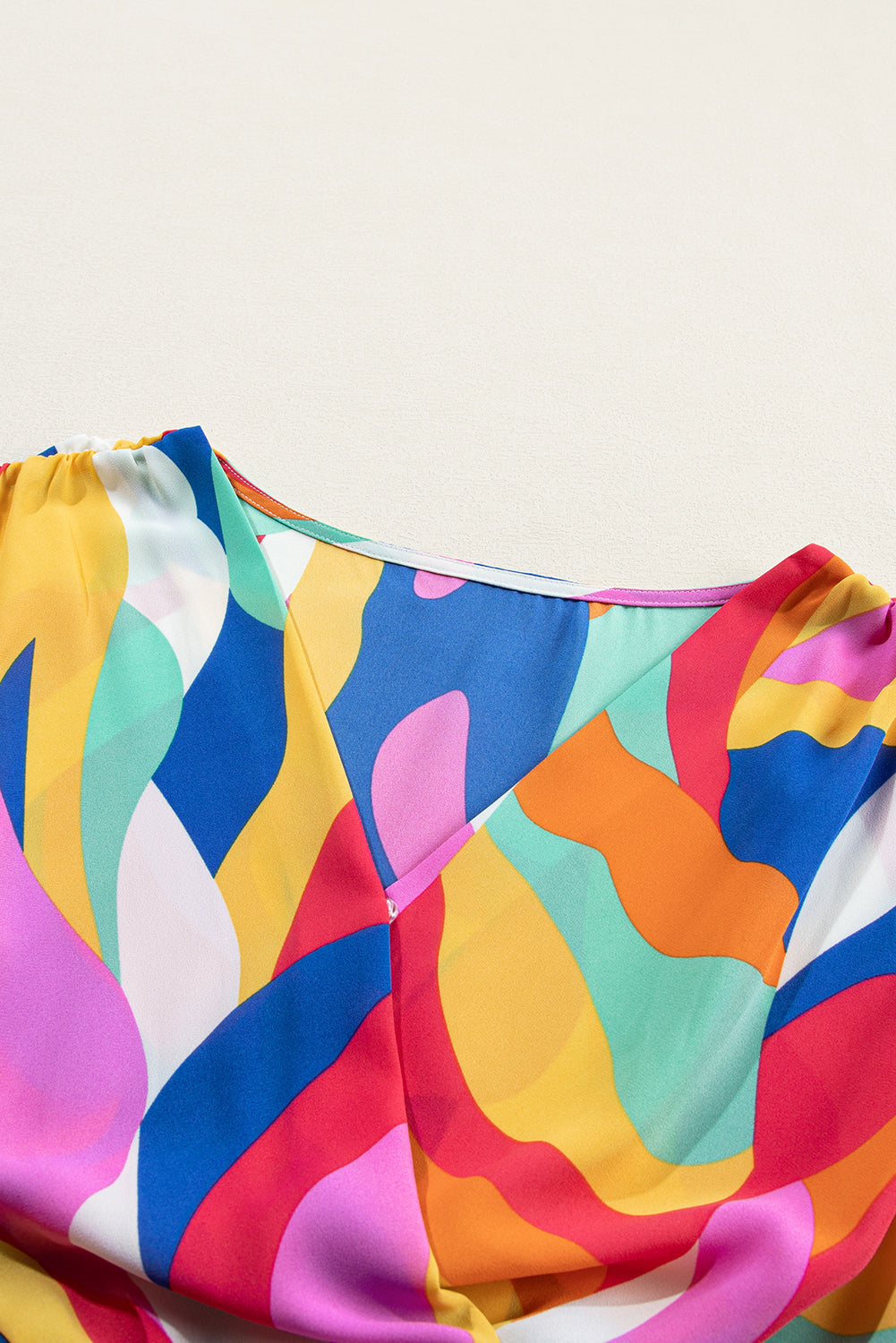 Mehrfarbiges Minikleid mit abstraktem Print und Gürtel und Puffärmeln